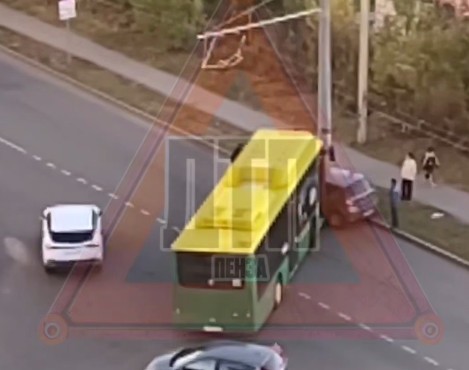 В Засечном автобус протаранил легковушку, прижав ее к столбу