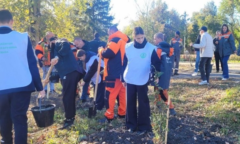 Пенза продолжает зеленеть: высажено 50 новых деревьев