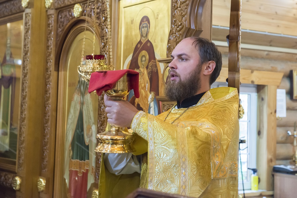 Иерей Виталий Зорин рассказал о правилах Причастия и что нельзя делать у Чаши