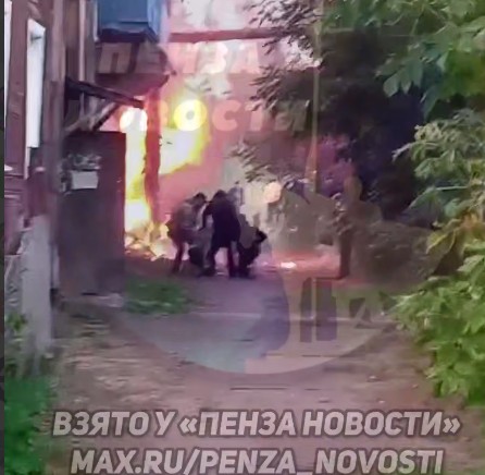 Пожилая женщина выпрыгнула из горящего дома в Терновке, ее поймали прохожие