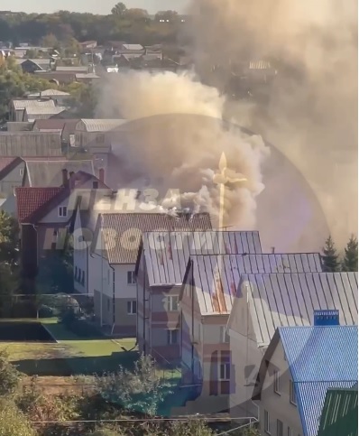 В Пензе в частном секторе на Овощной улице загорелась кровля дома