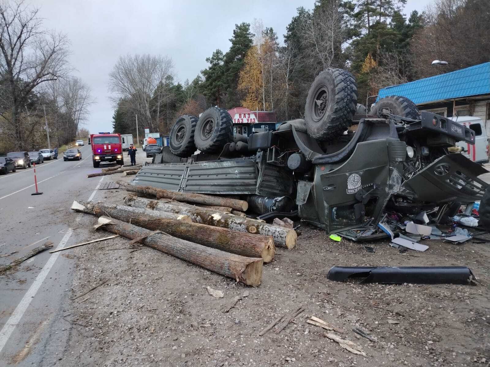 В Городищенском районе перевернулся КАМАЗ с бревнами, опубликованы фото
