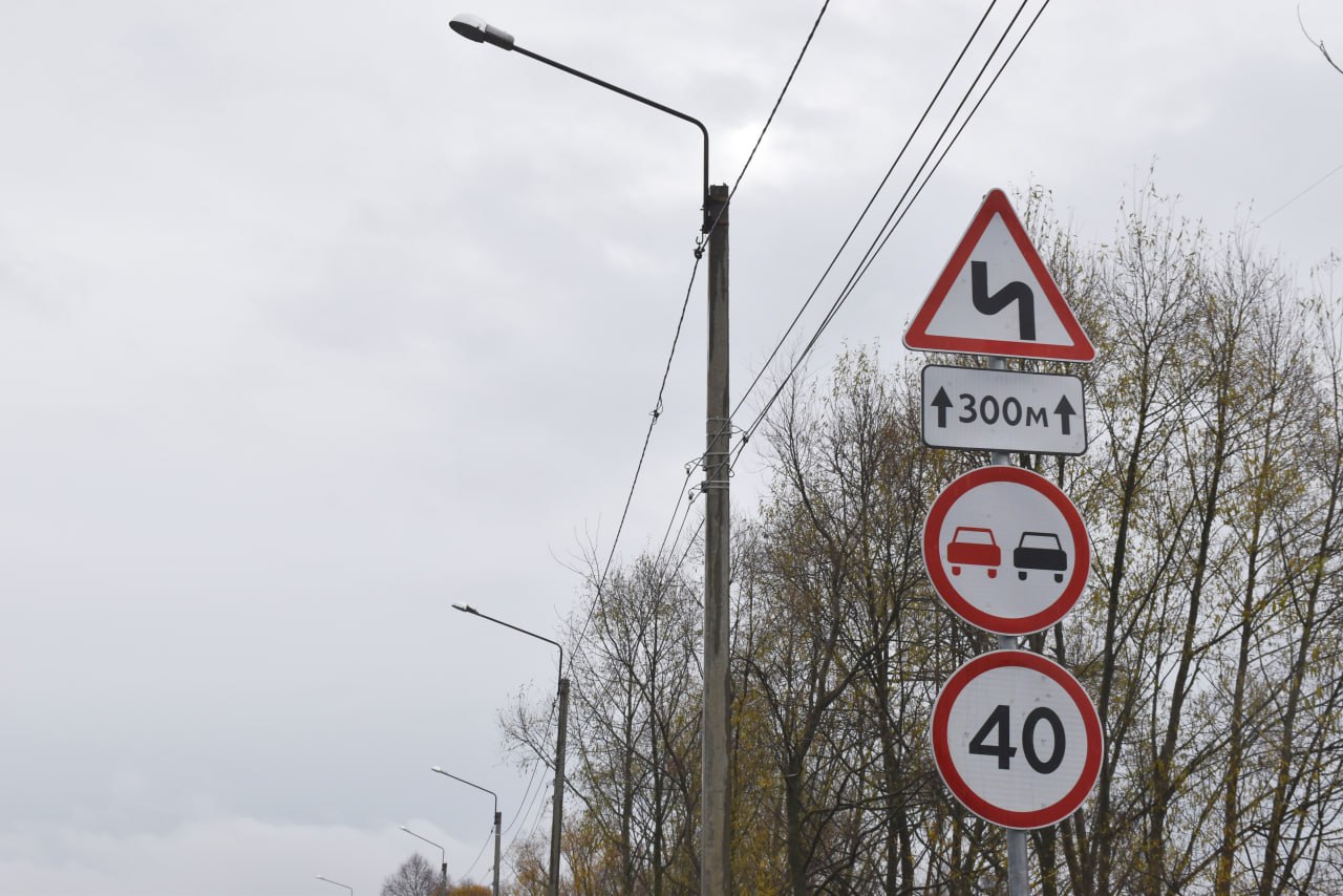 В Пензе на улице Новоселов установили дорожные знаки, запрещающие парковку фур