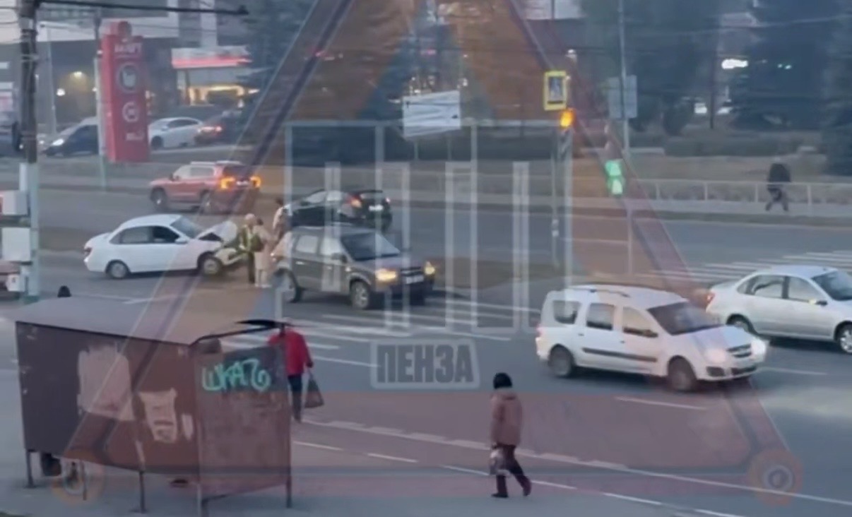 В Пензе 3 октября столкнулись две легковушки, приехала скорая