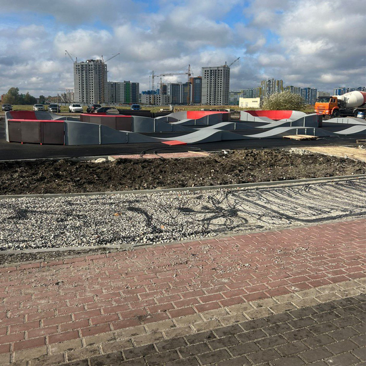 Для роллеров и велосипедистов на набережной в Спутнике строят памп-трек