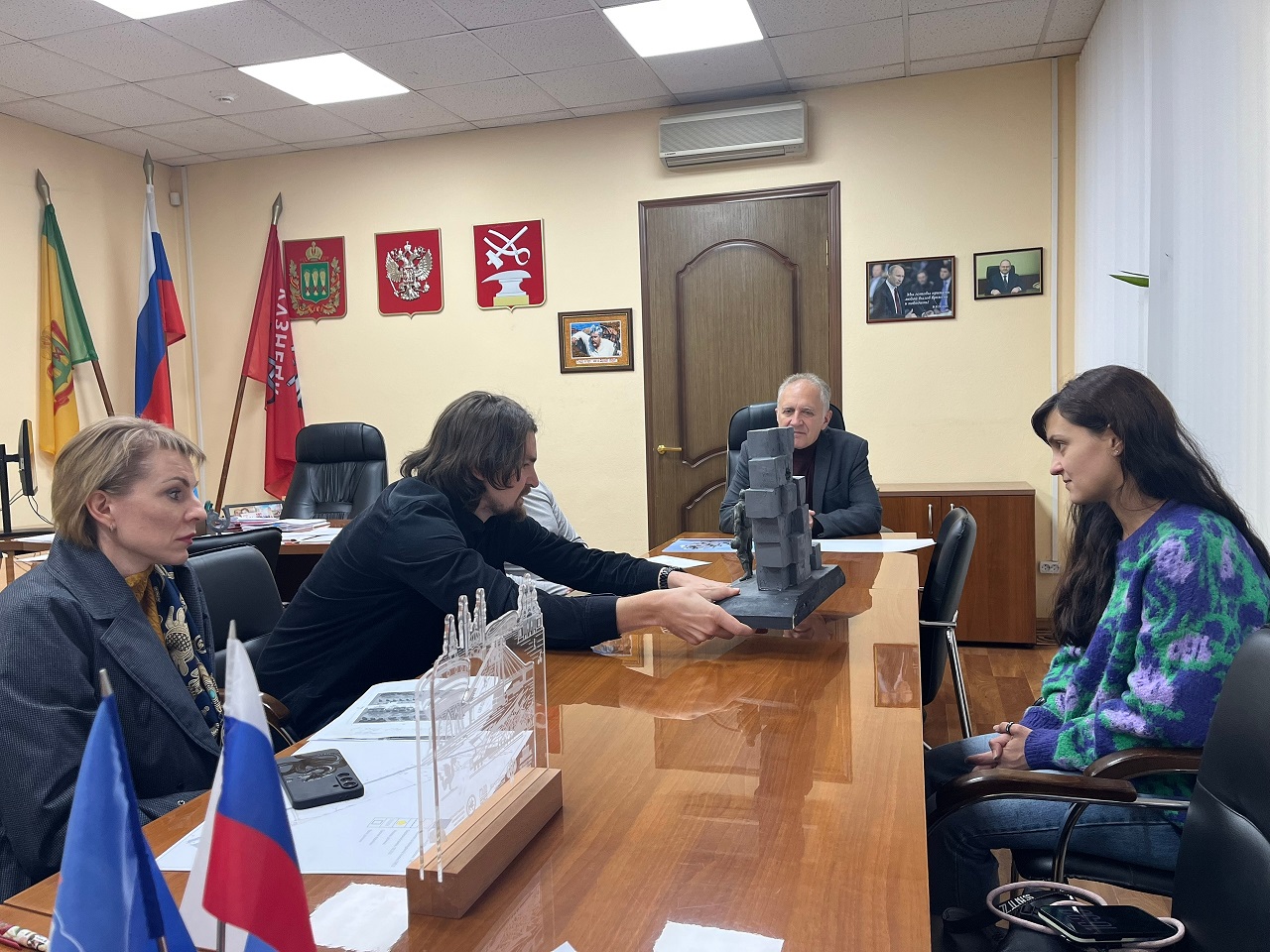 В Кузнецке проект будущего мемориала обсудили на встрече со скульптором