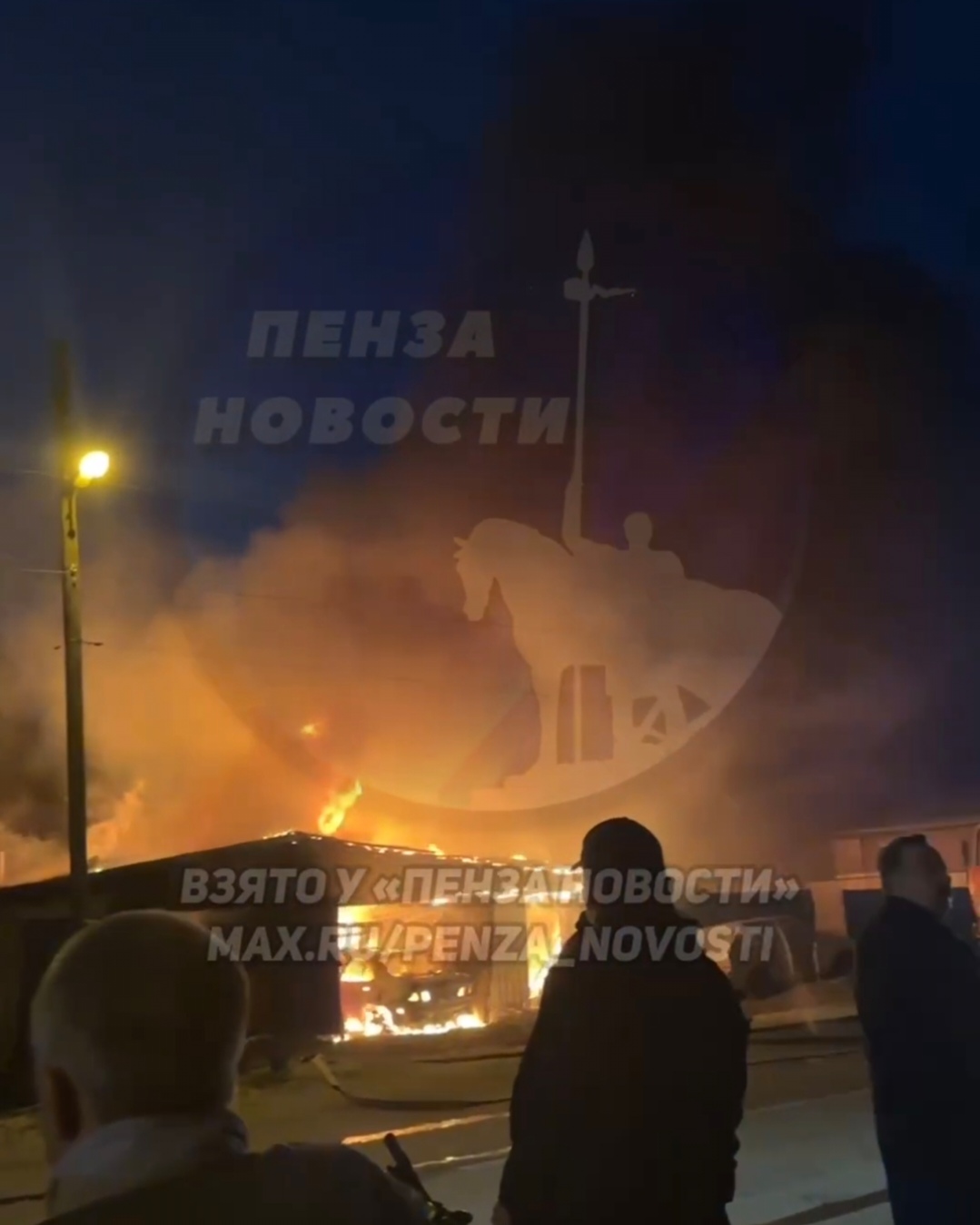 В пензенской Терновке сгорел гараж с автомобилем внутри