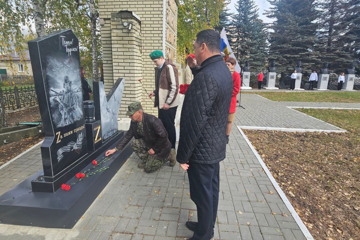 В Сосновоборском районе открыли мемориал в честь участников СВО