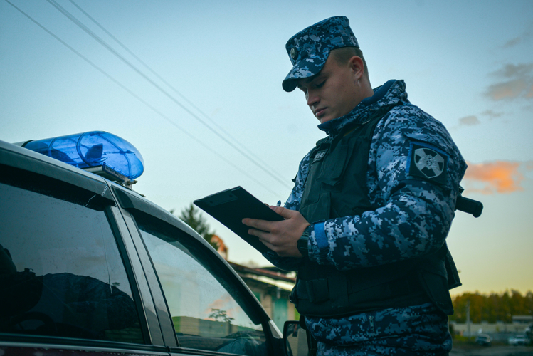 В Пензе поход в ночное кафе закончился задержанием для отца и сына