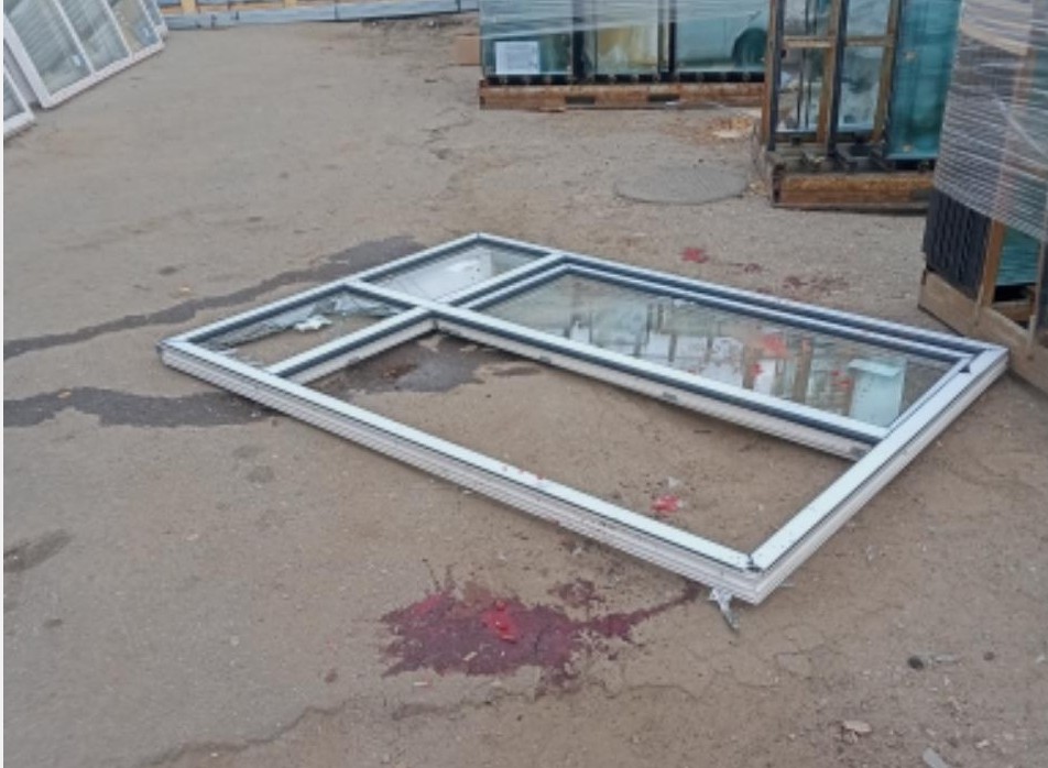 В Пензе очевидцы спасли рабочего, придавленного стеклопакетами