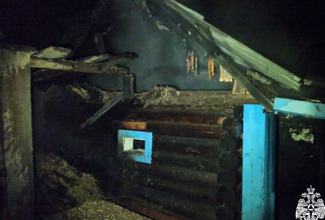 Три пожарных подразделения тушили баню в Кузнецком районе