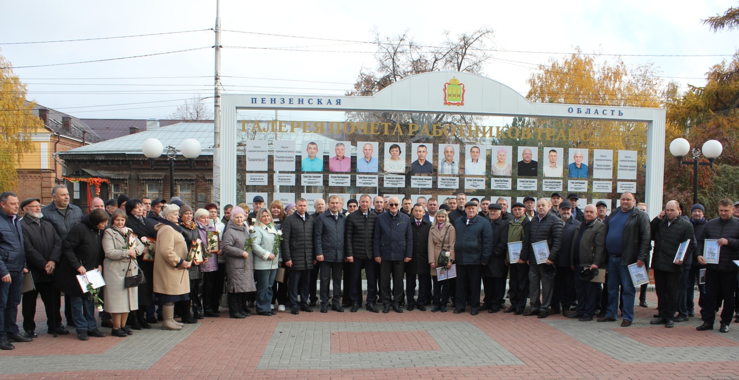 Сквер Льва Ермина украсила Галерея почета транспортников Пензенской области