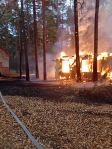 В Городищенском районе сгорело здание заброшенного лагеря Чайка