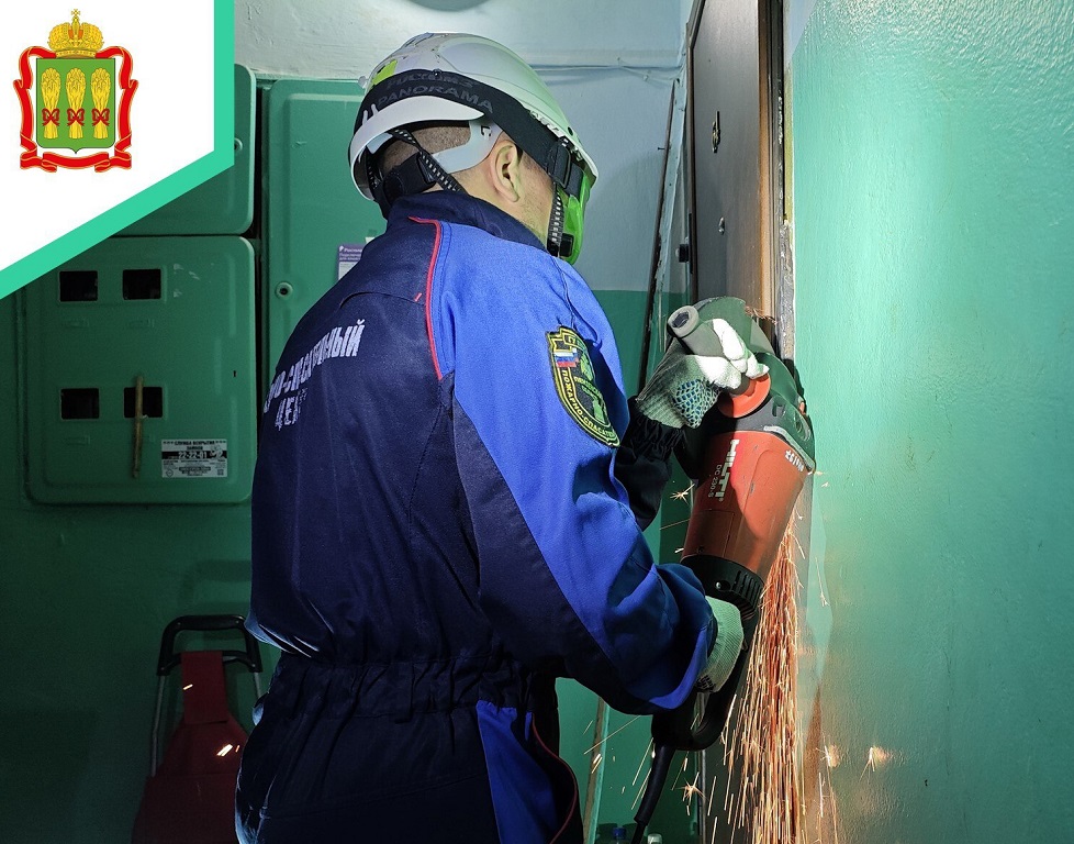 Спасатели вскрыли дверь квартиры, чтобы помочь запертой женщине на Аустрина