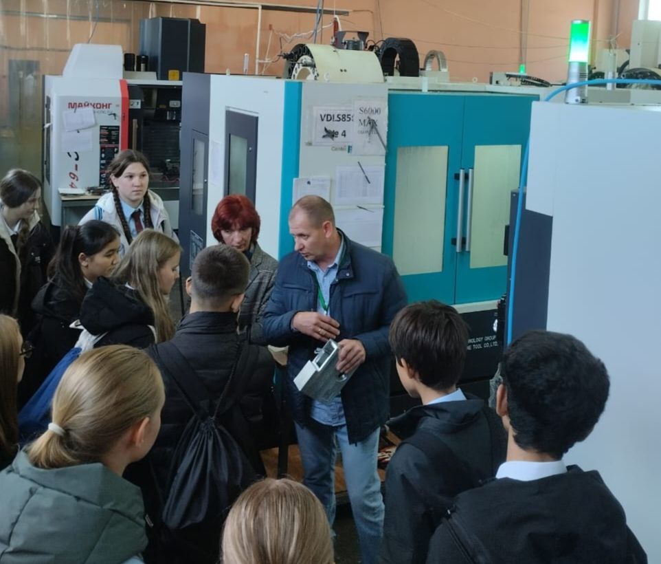 Ученики школы № 77 учились управлять техникой будущего на заводе в Пензе