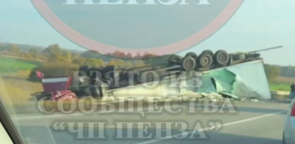 Авария с перевернутой фурой парализовала движение в Мокшанском районе