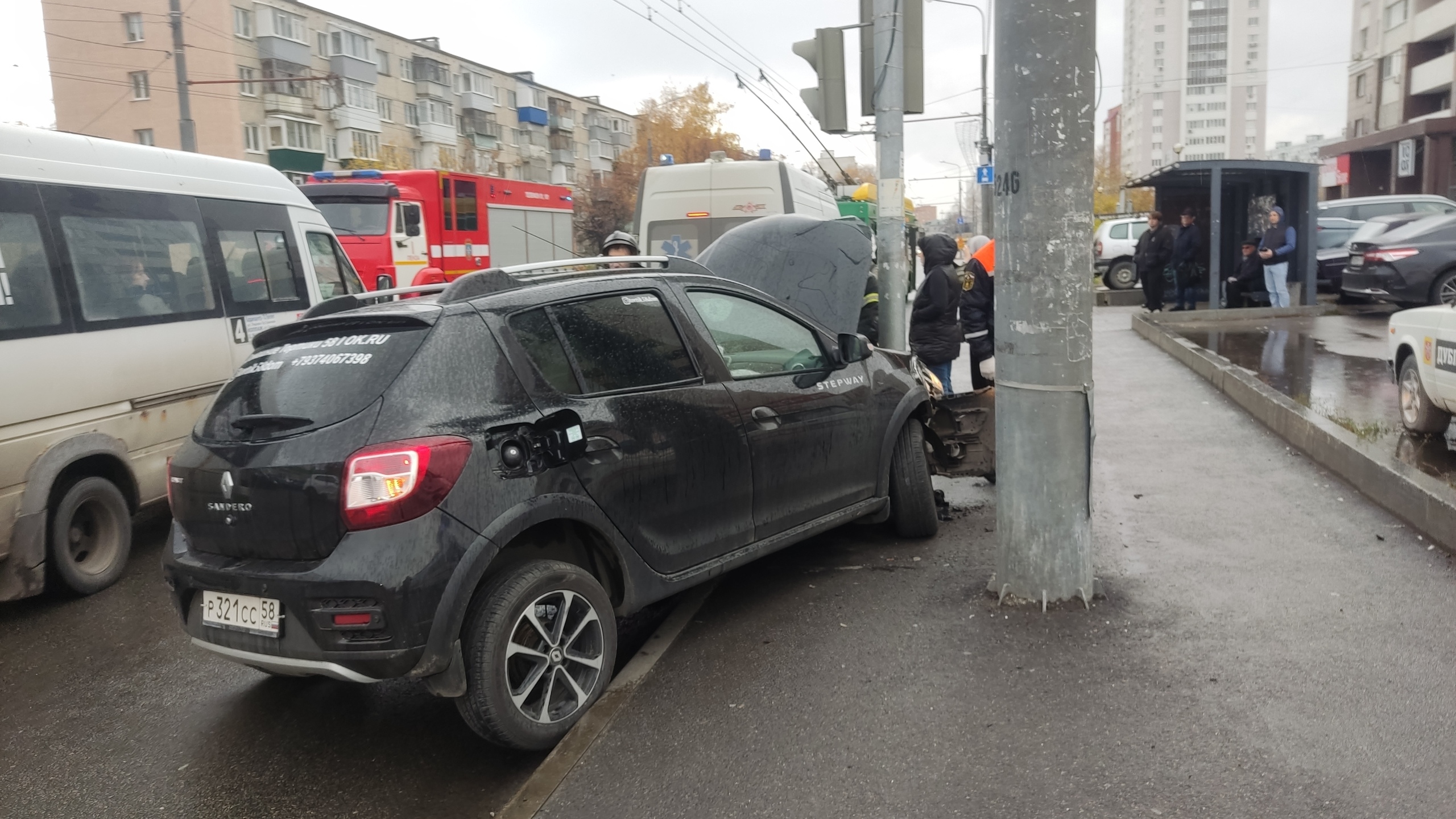 В Пензе Рено врезался в столб, на место ДТП вызывали спасателей