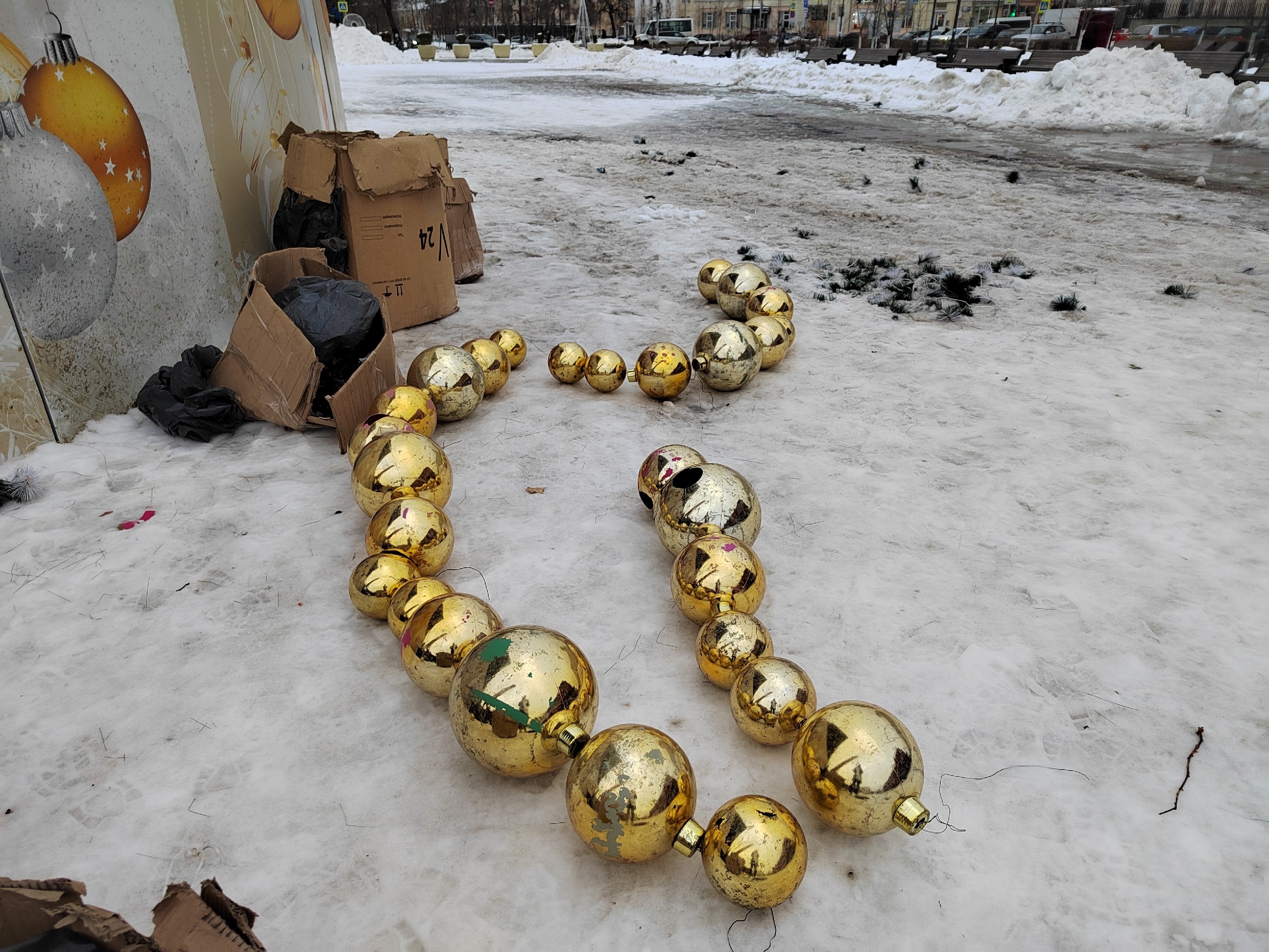 В Пензе новую новогоднюю елку на площади Ленина украсят в красно-золотых тонах