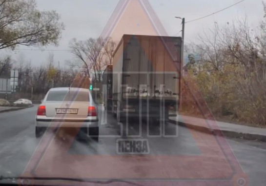 Фуры парализовали движение на выезде из пензенской Зари