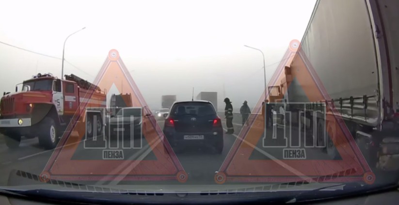 Жесткое ДТП с участием фуры случилось на новом мосту в Пензе 31 октября