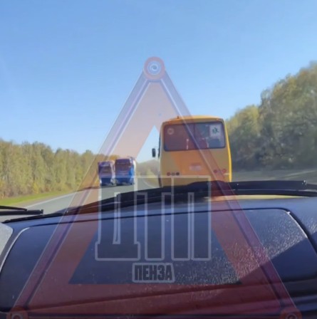 Мгновенная реакция водителя школьного автобуса спасла от столкновения с фурой