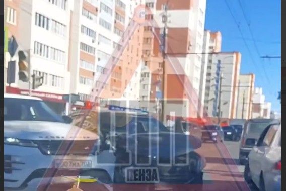 Две иномарки столкнулись на перекрестке Толстого и Пушкина, образовалась пробка