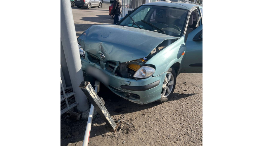 В Пензе пьяный водитель протаранил автосалон и пытался сбежать