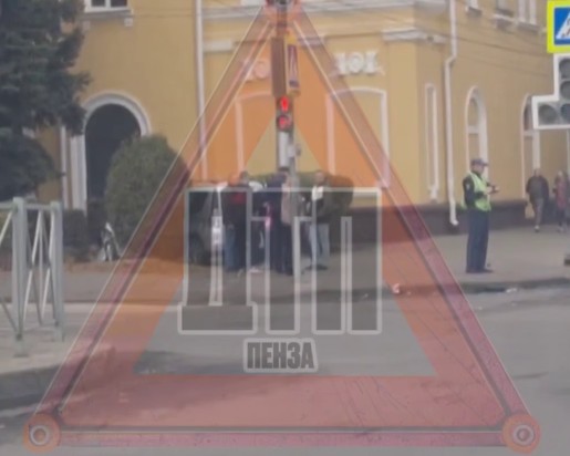 В Пензе авто вылетело в кусты после столкновения с отечественной легковушкой