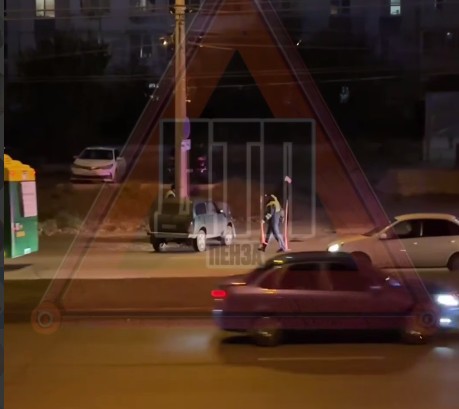 В Пензе отечественный внедорожник врезался в столб на проспекте Строителей