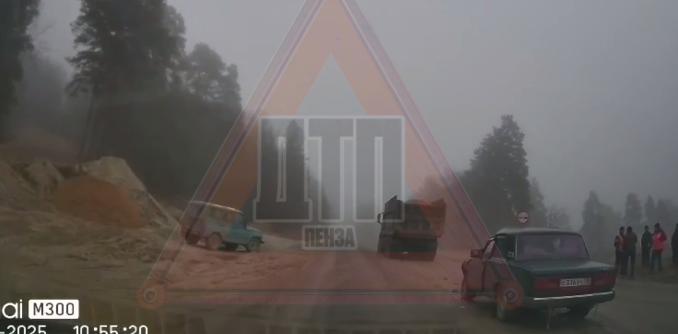 Легковушку смяло после столкновения с большегрузом в Чаадаевке 31 октября