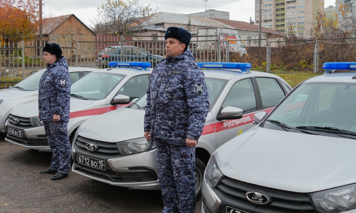 Росгвардейцы Пензы получили новые машины и награды за преданность делу