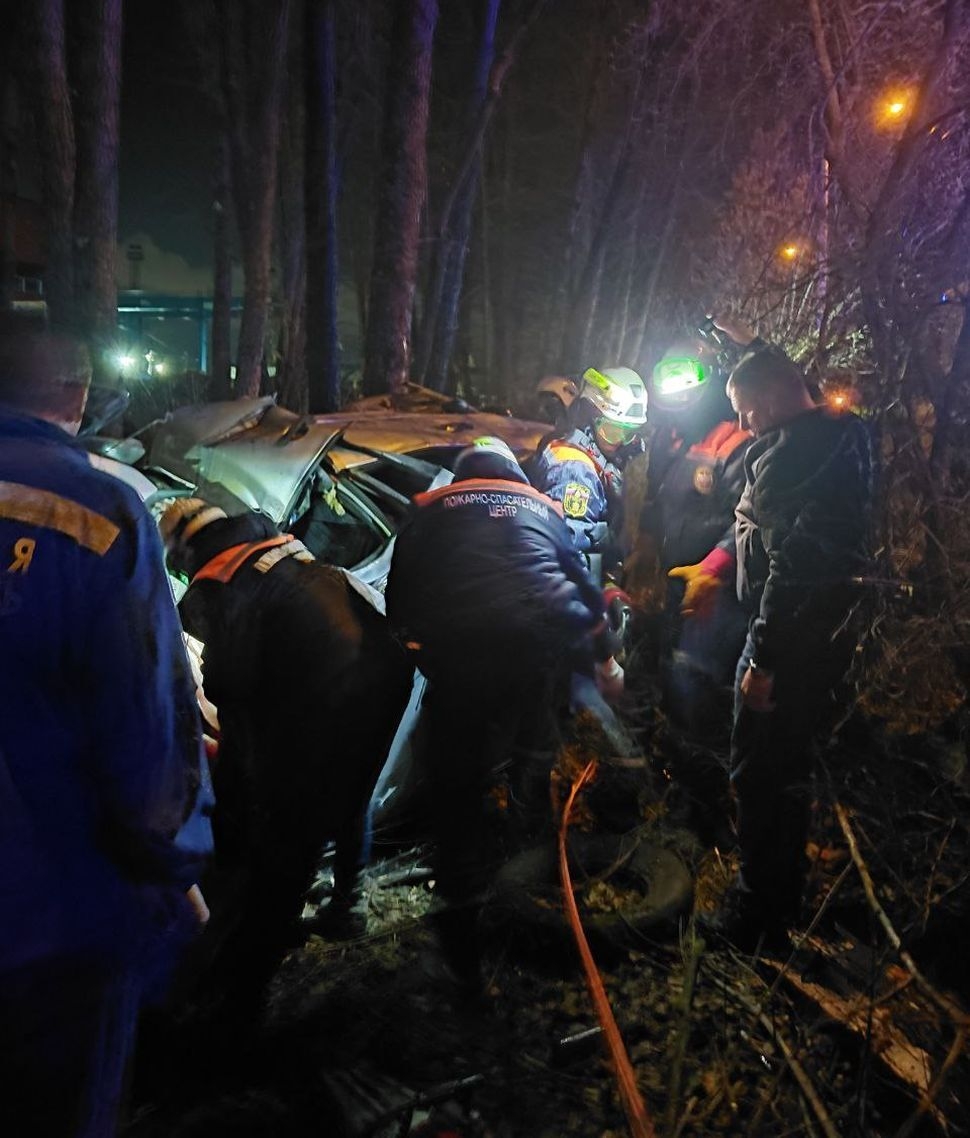 В Пензе на улице Чаадаева спасателям пришлось вырезать пассажира из машины