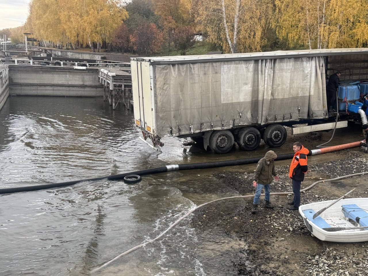 Сурское водохранилище пополнилось 85 тысячами мальков толстолобика