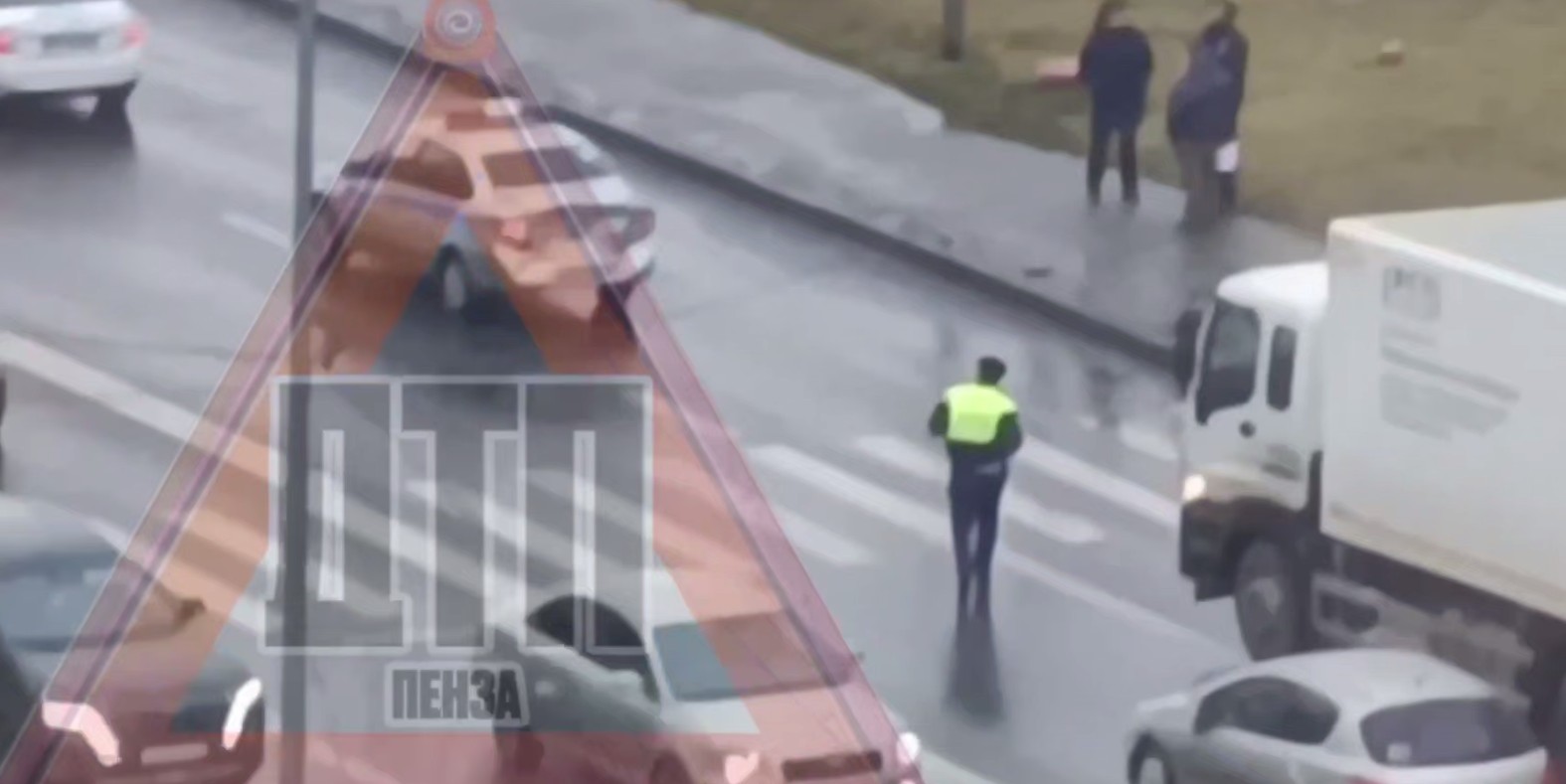 В Пензе на Окружной грузовик врезался в автомобиль полиции