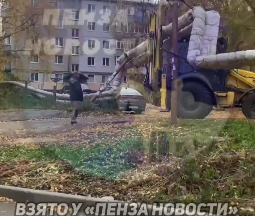 В Пензе трактор врезался в тепломагистраль и повредил автомобиль