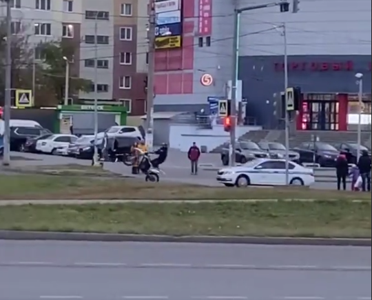 В Пензе дерзкий питбайкер на заднем колесе убегал от погони ДПС