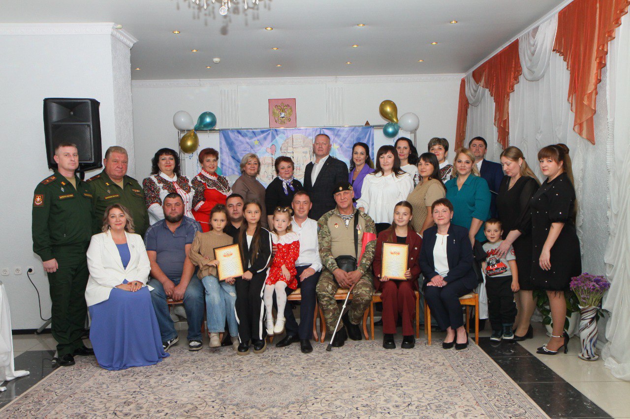 Отцов-участников СВО поздравили в Каменском ЗАГСе