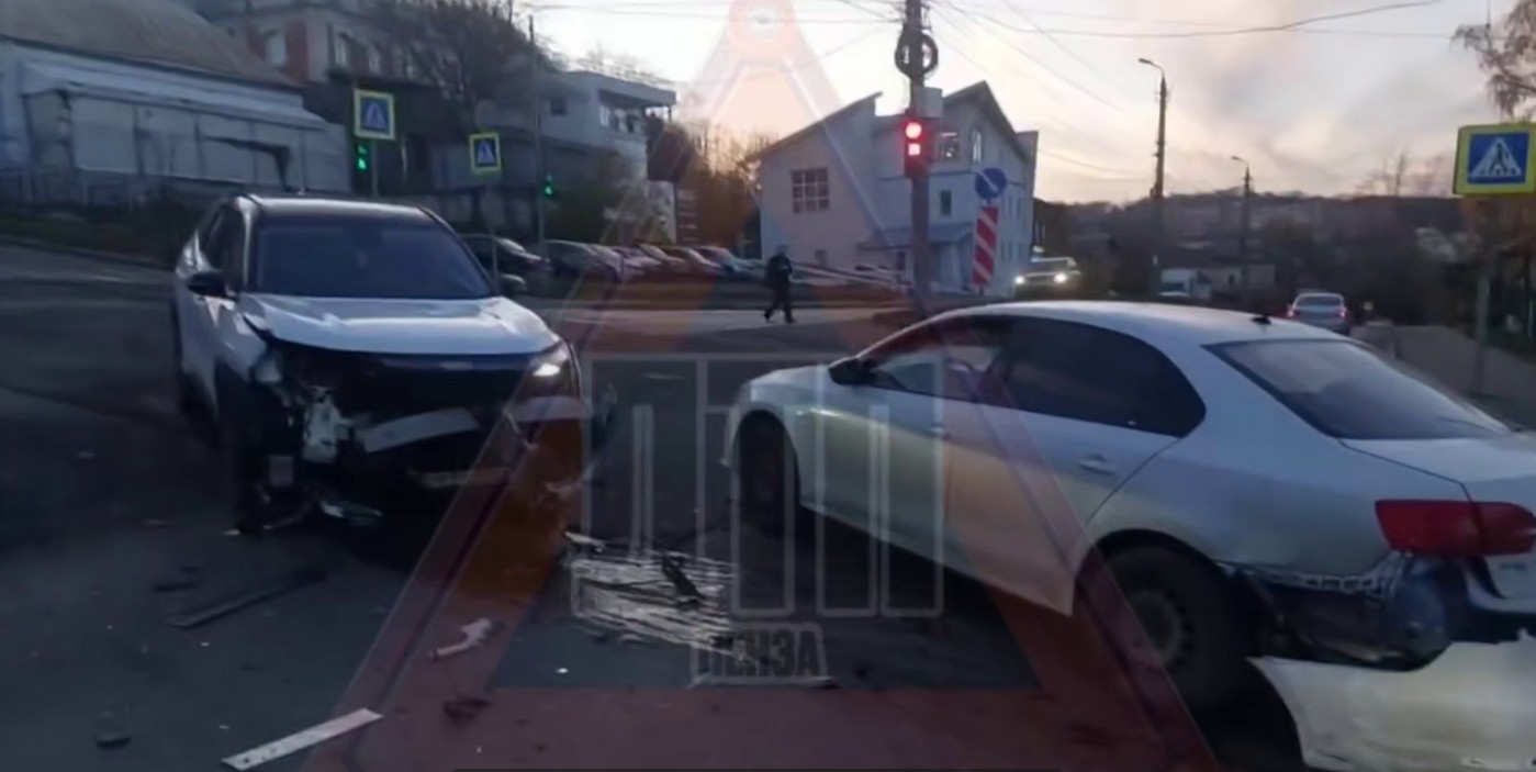 27 октября в центре Пензы образовалась пробка из-за серьезной аварии