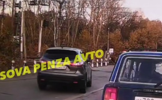 Водителю иномарки в Пензе грозит лишение прав за опасный маневр на переезде