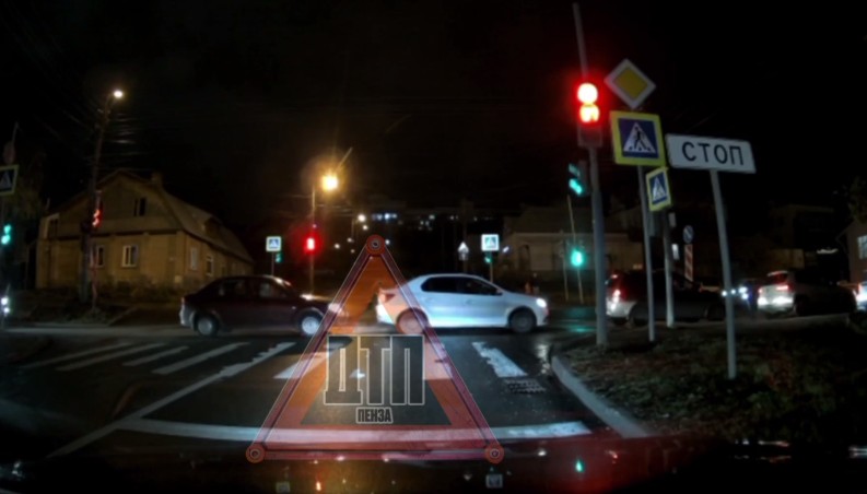 В Пензе водитель иномарки сдал назад прямо перед другой машиной