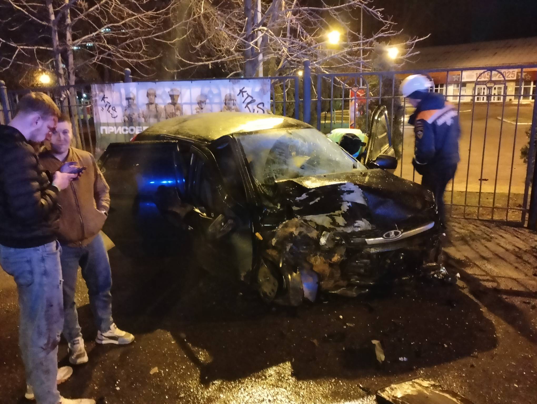 В Пензе автомобиль врезался в ограждение парка Олимпийский, пострадали трое