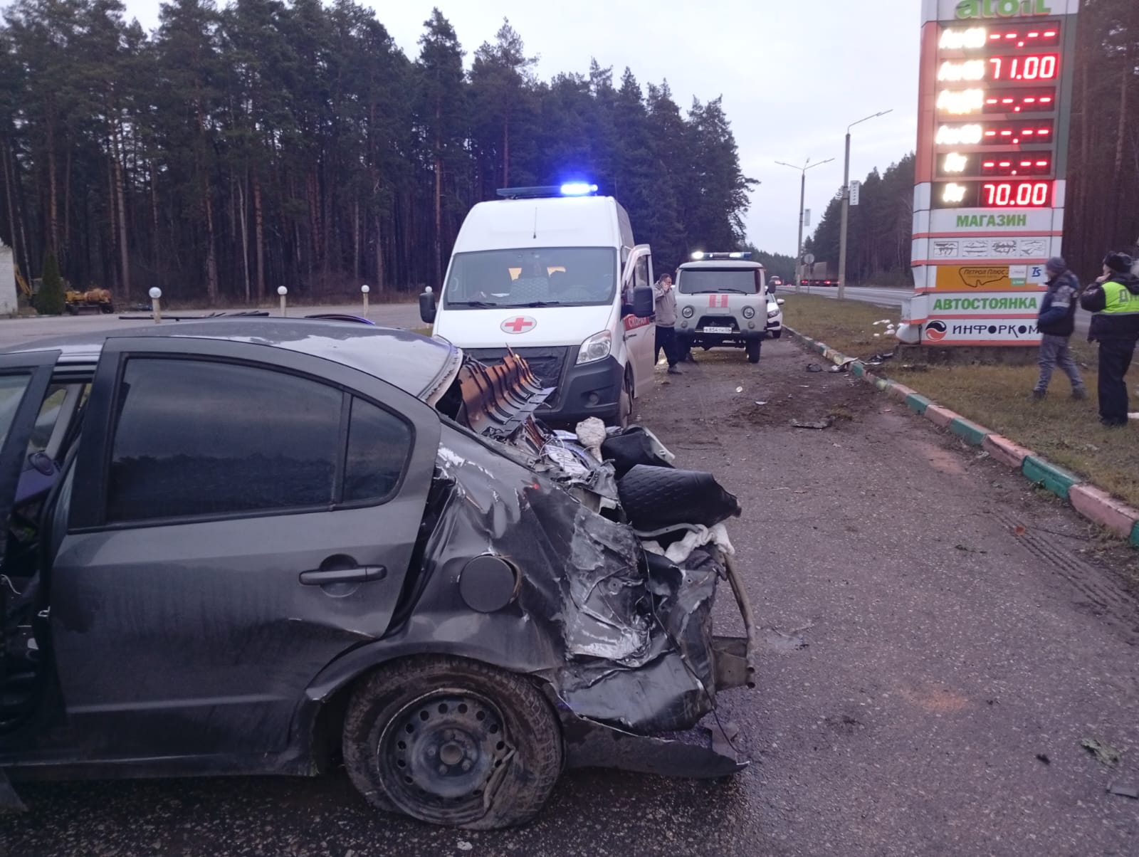 На трассе М-5 под Пензой легковушка влетела в информационный щит заправки