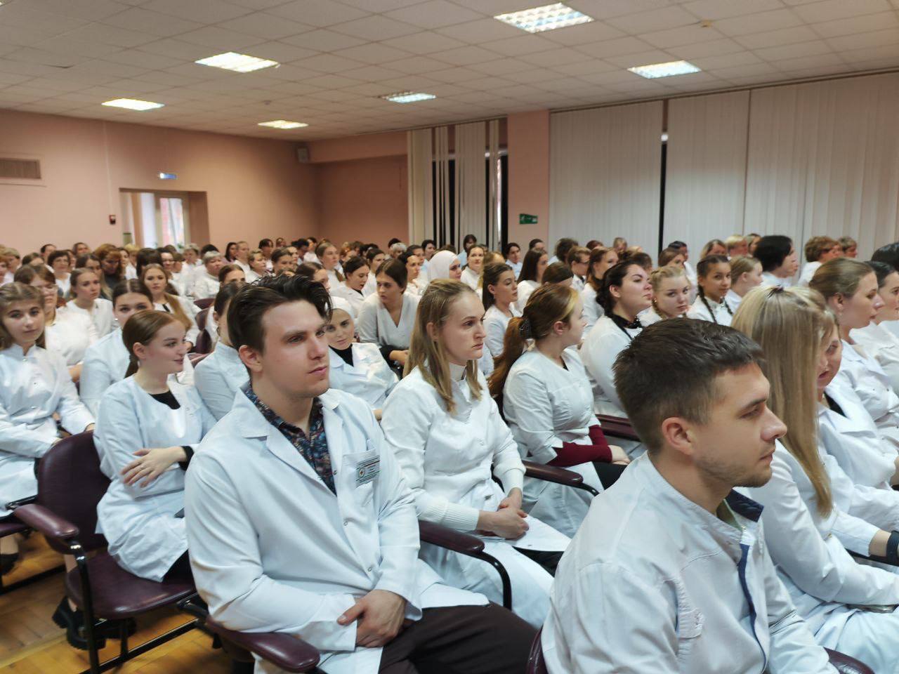Олег Мельниченко сообщил о трудоустройстве более 100 молодых врачей в регионе