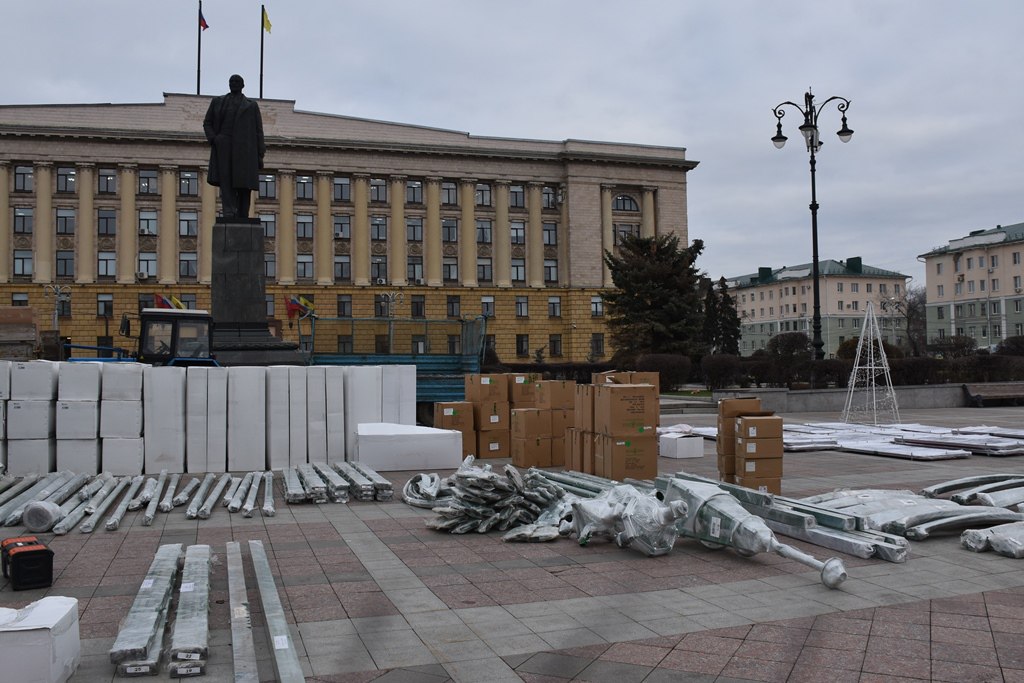 На площади Ленина начали монтировать новую главную елку Пензы