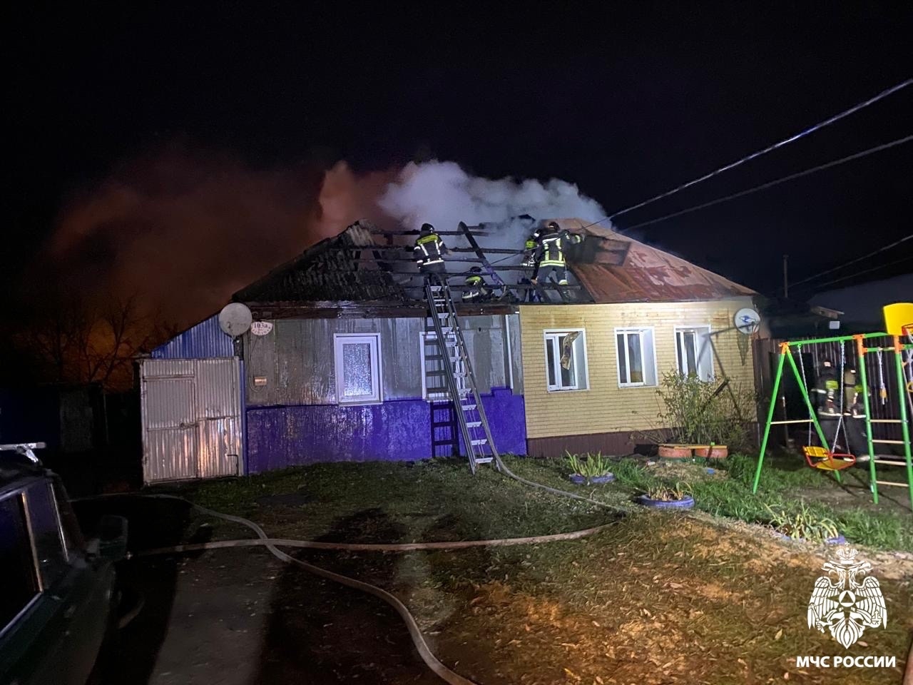 В МЧС назвали предварительную причину пожара на улице Песчаной в Кузнецке