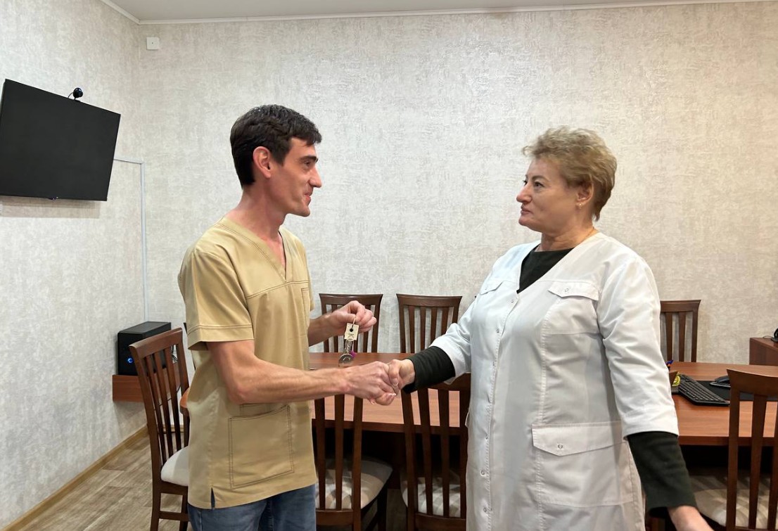 Два молодых врача в Кузнецке получили служебное жилье