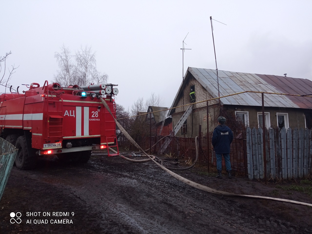 В Каменском районе пожар в жилом доме тушили добровольцы с завода