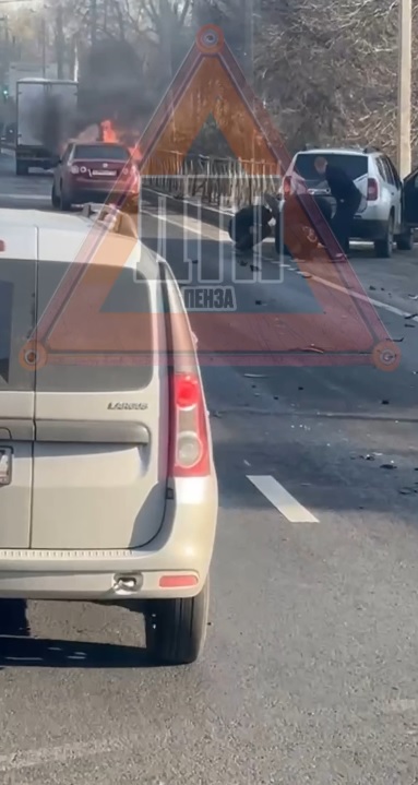 На трассе М-5 в Пензе после ДТП загорелся легковой автомобиль