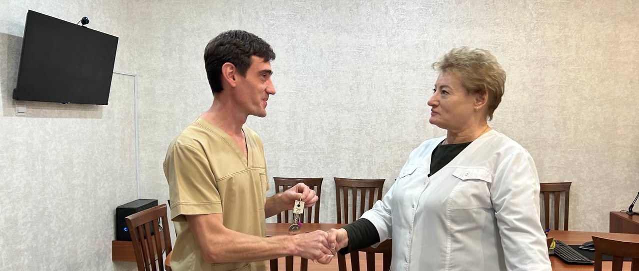 В Кузнецке молодые врачи-педиатры получили служебное жилье