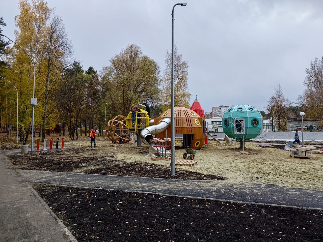 В сквере Демакова в Заречном установили арт-объекты в виде ракеты и планет